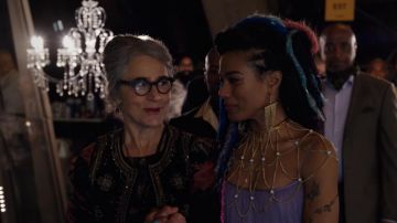 The padded shoulder carried by Amanita Caplan (Freema Agyeman) in Sense8 (S02E12)