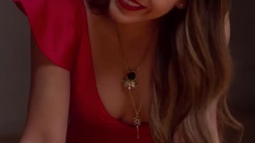 Gold key necklace worn by Lu (Danna Paola) as seen in Elite (S02E03)