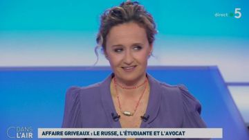 Le collier porté par Caroline Roux dans C dans l'air