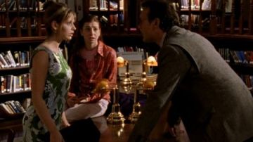 The dress patterned green and white worn by Buffy Summers (Sarah Michelle Gellar) in the series Buffy against the vampires (S01E05)