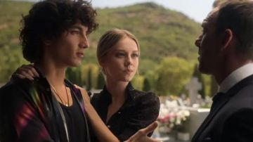 The black shirt with fade multi-coloured worn by Valerio (Jorge López) in Elite (S03E08)