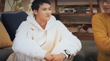 Short armed trench coat in white worn by Shono Hayama in Terrace House: Tokyo 2019–2020