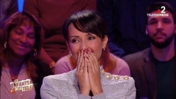 The sweater silver buttons worn by Sonia Rolland in The children of the tv