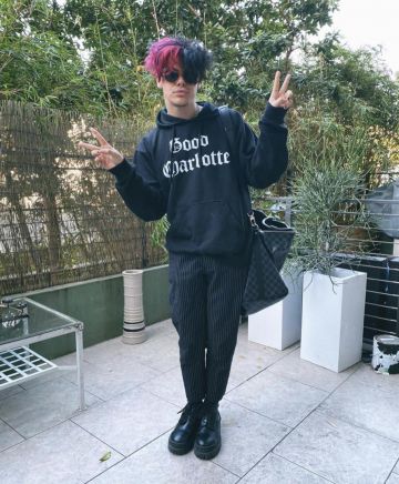 Half pink, half black plaid cropped top worn by Yungblud on his ...