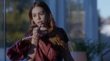 Imprimé Mains habit porté par Lu (Danna Paola) dans l'Élite (S01E03)