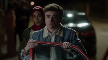 The bracelet of Samuel García Domínguez (Itzan Escamilla) in Elite (S01E01)