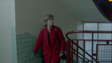 Le manteau rouge de Marie-Jeanne Duthilleul (Florence Loiret Caille) dans Le Bureau des légendes (Saison 1)