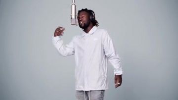 The shirt Nike SB Grey with white logo worn in her video clip The foreign | A COLORS SHOW
