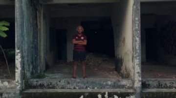 Le short noir de Zola dans son clip 7.65