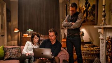 Los vaqueros que lleva Ray (Charlie Hunnam) en The Gentlemen