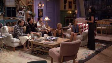 La pantalon noir rayé blanc de Monica Geller (Courteney Cox) dans la série Friends (Saison 1 Épisode 3)