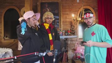 La chapeau rose avec ficelle de Mahdi Ba dans la vidéo YouTube 2 VÉRITÉS, 1 MENSONGE ! feat. Joyca & Mahdi Ba