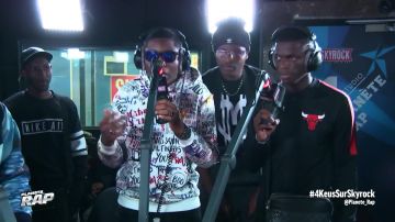 Le sweatshirt à capuche blanc graffiti porté par IDS du L2B Gang dans la vidéo [Exclu] L2B Gang & Famous Dex sur #PlanèteRap