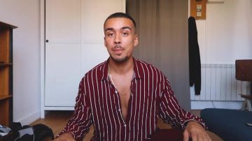 La chemise bordeaux à rayures blanches fines portée par Johan Papz dans sa vidéo JE RÉPONDS À MES MÉCHANTS COMMENTAIRES EN MANGEANT DU POULET