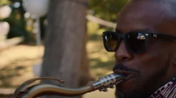 Les lunettes de soleil noires portées par le musicien saxophoniste Jowee Omicil dans The Eddy (Saison 1) sur Netflix