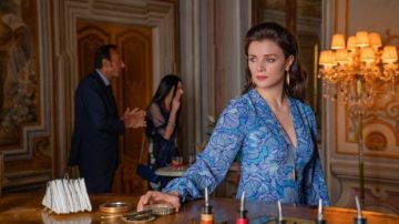 The printed dress blue Rebecca (Aisling Bea) in Love Wedding Repeat