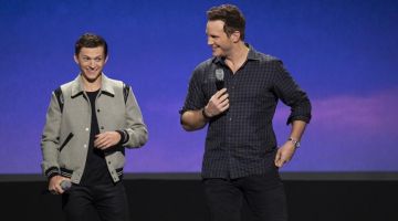 Chaqueta de lana gris usada por Tom Holland en la D23 Expo