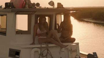 Traje de baño usado por Sarah Cameron (Madelyn Cline) en Outer Banks (S01E06)