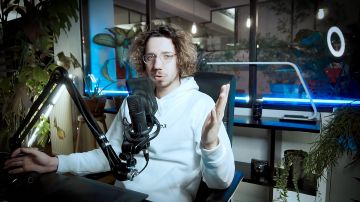 Le sweatshirt à capuche porté par BALO dans la vidéo YouTube Comment créer un LOGO avec des CERCLES en 5 ÉTAPES !