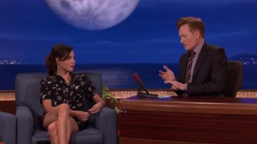 La chemise imprimée portée par Aubrey Plaza dans l'émission Late Night with Co­nan O'Brien en avril 2015