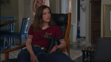 La camiseta bruce springsteen tour de Mickey Dobbs (Gillian Jacobs) in Love (S02E06)