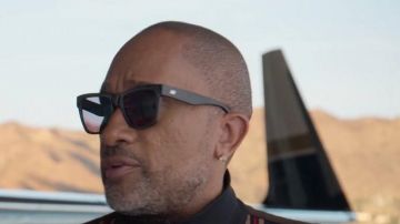 Gafas de sol usadas por Kenya Barris como se ve en #blackAF (Temporada 1 Episodio 7)