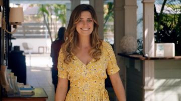 La robe fleurie jaune et bleu porté par Chloé (Laëtitia Milot) dans la série Réunions (Saison 1 Épisode 2)