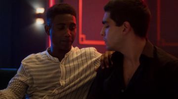 La camisa a rayas usada por Malick (Leïti Sene) en la serie Elite (Temporada 3 Episodio 6)