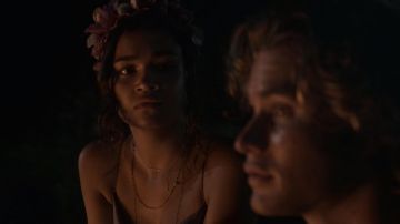 Cresent Lune Pendentif goutte chocker porté par Kiara (Madison Bailey) dans les Outer Banks (S01E05)