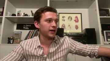 Chemise rayée porté par Tom Holland en Tom Holland Surprises Billy Kimmel sur le 3ème Anniversaire de la vidéo de YouTube