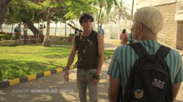 Camiseta sin mangas verde usada por Kobo (Oscar Casas) en Always a Witch (S02E04)
