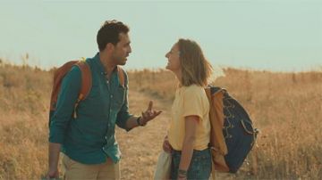 La mochila de senderismo azul que lleva Marion (Camille Chamoux) en las primeras vacaciones