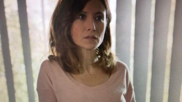 Le pull rose porté par le le commandant Jeanne Lorieux (Fabienne Carat) dans Section de recherches (S14E02)