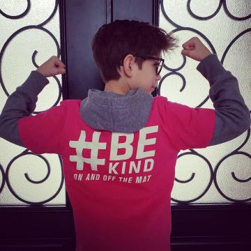 Le sweatshirt avec capuche et écriture #Be King de Jacob Tremblay sur son compte Instagram @jacobtremblay