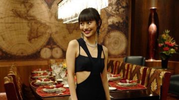 Longue Robe Noire portée par Suzi Nakamura (Shiori Kutsuna) dans le Meurtre et Mystère