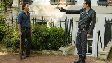 Los pantalones grises usados por Negan (Jeffrey Dean Morgan) en The Walking Dead (Temporada 8 Episodio 12)