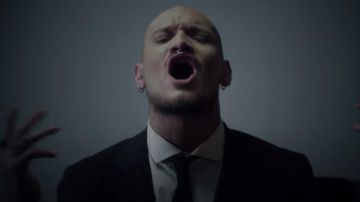 The tie worn by Reta in her video clip Apparently