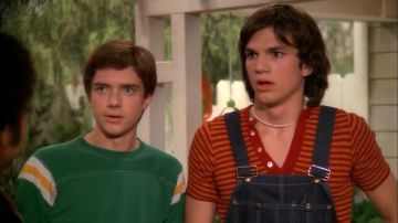 Striped shirt worn by Michael Kelso (Ash­ton Kutch­er) in That '70s Show (Season 1 Episode 1)