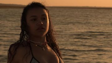 El collar negro con colgante de piedra blanca usado por Kiara (Madison Bailey) en la serie Outer Banks (Temporada 1 Episodio 1)