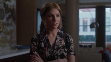 Fleurs noires chemisiers porté par Darby (Anna Kendrick) dans l'Amour de la Vie (S01)