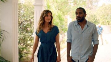 La robe bleue de Chloé (Laëtitia Milot) dans Réunions (S01E05)