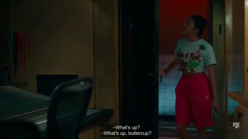 Pantalones cortos rosas Air Jordan usados por Emma (Christine Ko) como se ve en DAVE (S01E07)