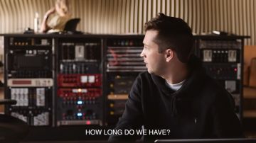 Noir, Hoodie, portés par Tyler Joseph, dans le vingt-et-un pilotes - Løcatiøn Sessiøns: La Hype (Berlin)