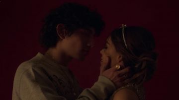 Le pull gris avec imprimé design de Valerio (Jorge López) dans la série Élite (S02E07)