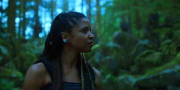 Los pendientes de Quellcrist Falconer (Renée Elise Goldsberry) en la serie Altered Carbon (Temporada 1 Episodio 7)