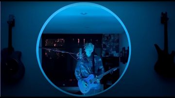 The shirt with printed Pulp Fiction Machine Gun Kelly in Mson clip Love On The Brain (Rihanna Cover)