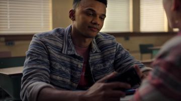 The blue shirt and cream of Scot Cavendish (Petrice Jones) in Locke & Key (S01E04)