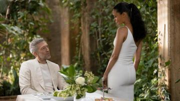 Une Épaule Robe Blanche de longueur de veau porté par Maeve Millay (Thandie Newton) dans Westworld (Saison 3, Épisode 2)