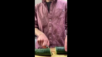 La chemise portée par Kemar aka Marc Jarousseau dans Les Recettes À Joaquim Bailey - La Monster Salad Poke Bowl Salmon Protein +
