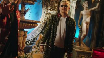 La veste léopard jaune et noire portée par Vald dans le clip Bizarre de Lorenzo